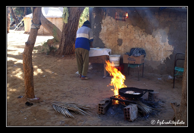 132 Le boulanger de Ksar Ghilane cuit des galettes de pain a 1 Euro, un prix pour touristes